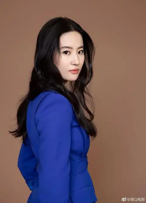 刘亦菲穿宝蓝西装拍写真温婉大方攻气十足