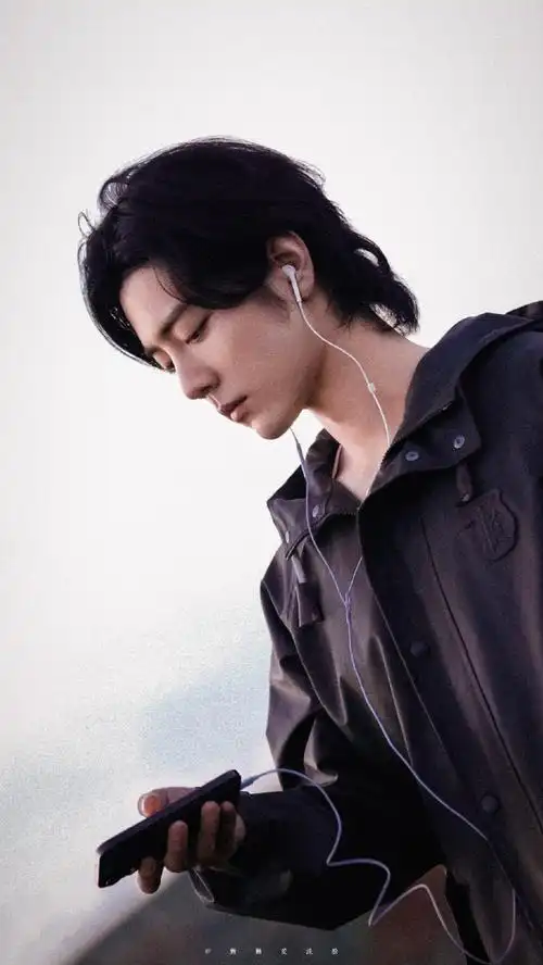 肖战工作室发了18张照片##肖战旷野松弛感生日大片