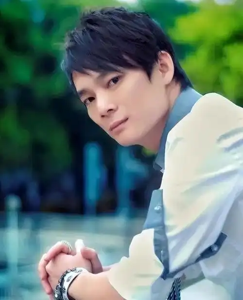 知名情歌歌手六哲在11月17日回到老家湛江,举办了他的婚礼.