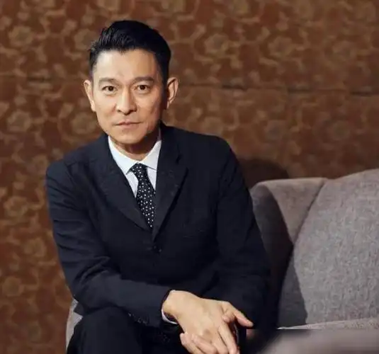 刘德华不忘本,给大明星理发,不过他手法娴熟但还是会紧张