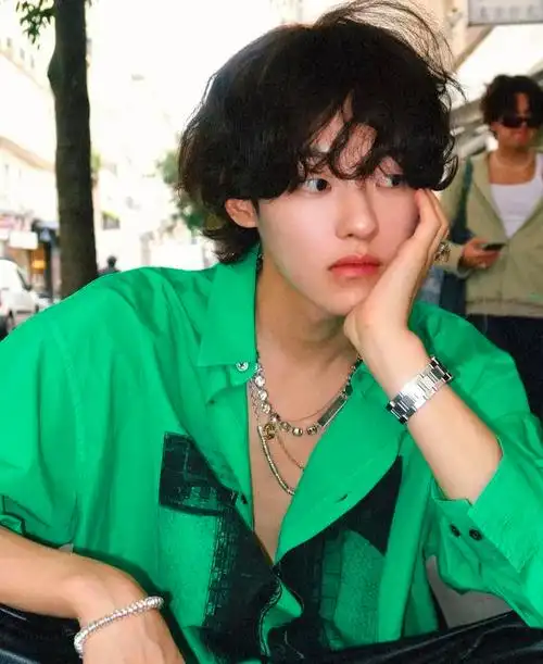 不过合适这个发型的男生拥有这样一个发型之后一定十分抢眼!