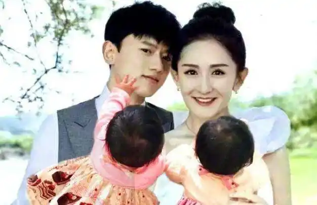 张杰谢娜双胞胎女儿一周岁,晒出他们四口之家的幸福照片