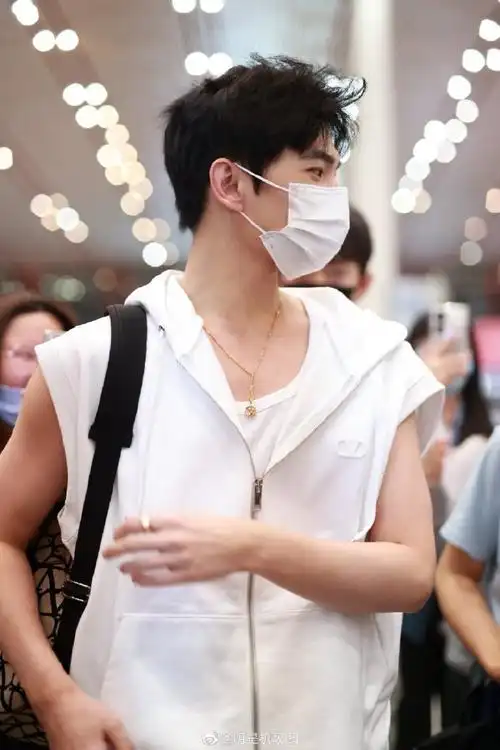 照##杨洋白色无袖马甲#杨洋机场造型,白色无袖马甲 牛仔裤这是男大吧