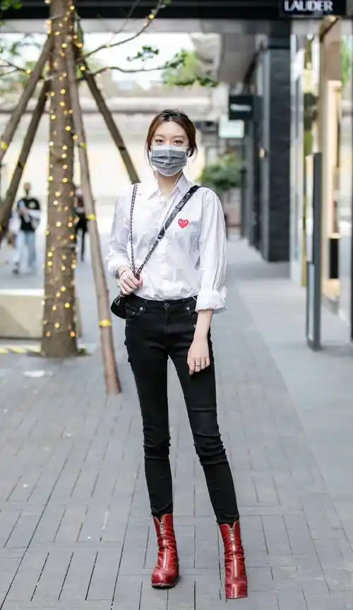 原创时髦的美女用短靴来搭配服装凸显精致感穿出迷人的时尚气息