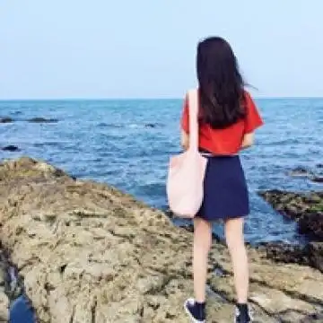 孤寂伤感的女生背影