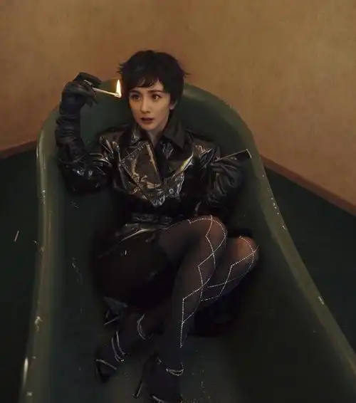 一头帅气短发造型的杨幂,戴着黑色的手套,整个人充满着摩登时尚感