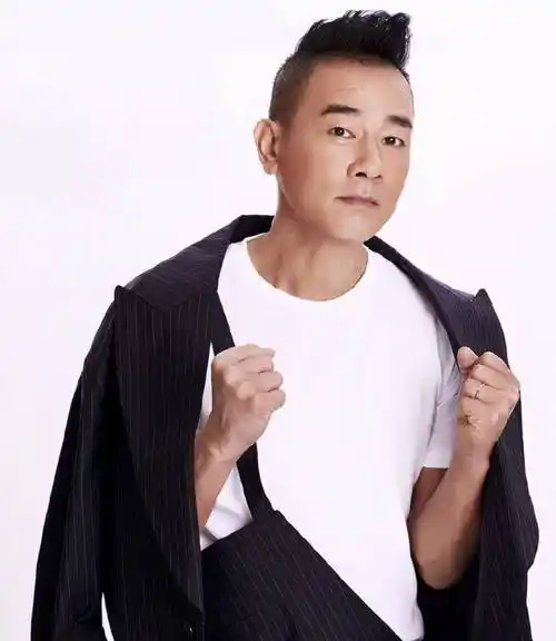 原创陈小春从穷三代到家财万贯弟弟的离开成他一生的痛