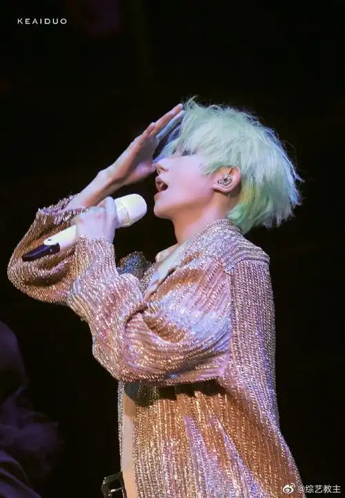 王源绿发背影照