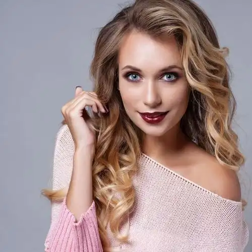 棕色卷发时尚美女