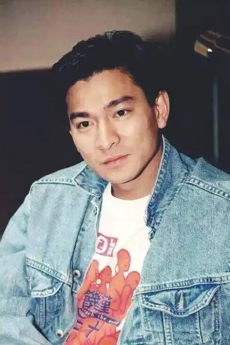 她与刘德华相识仅13天就疯狂"坠入爱河",如今56岁却仍然单身_喻可欣