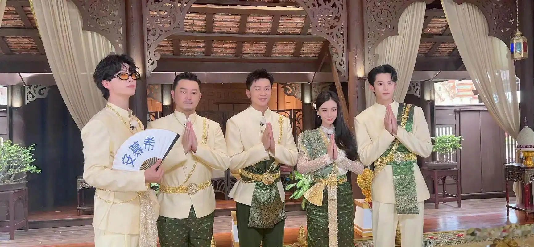 baby和王鹤棣,这对王室姐弟王鹤棣比耶wink奔跑吧兄弟合照李晨晒奔跑