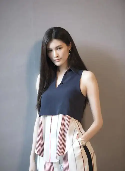 此消息一出,不少网友表示震惊,没想到陈伟霆暗地里已经谈了女朋友