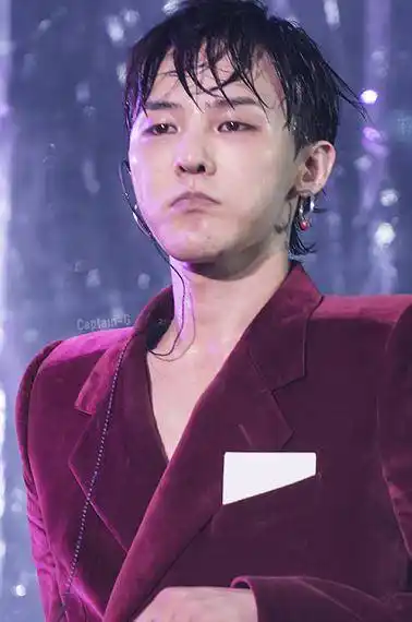 权志龙为何一直留刘海,看到他的中分发型就知道,脸小也成了缺点_额头