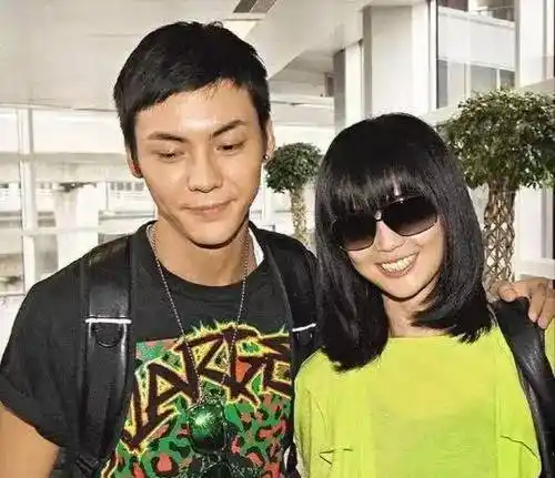 但不得不说陈伟霆谈过的女朋友都是大美女 ,angelababy,何穗都是模特.