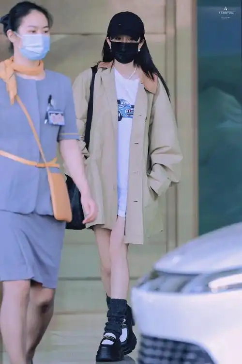 杨幂今日机场穿搭,卡其色风衣搭白t,今天也是棒球帽幂幂~#杨幂私服