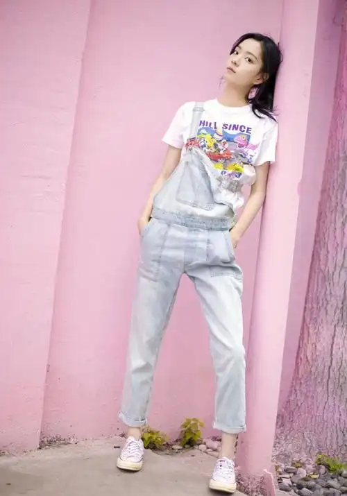 庄达菲深色t恤配牛仔直筒裤,显得清新又简洁,配白鞋稳重又简单