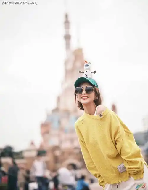 佟丽娅61开心成大儿童!黄色破洞毛衣白色卫裤头顶雪人,重返少女