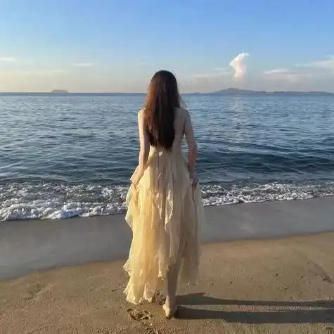 你的影子随着波浪摇曳,忽高忽低阳光洒下来背影如海浪般美丽你站立在