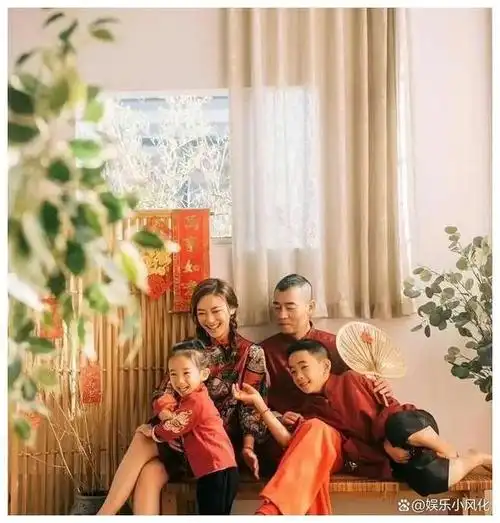 陈小春晒一家四口合影!小小春已长成小正太,二胎性别傻傻分不清