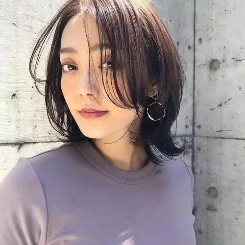 碎发刘海非常修饰脸型,这款流行发型搭配随意的