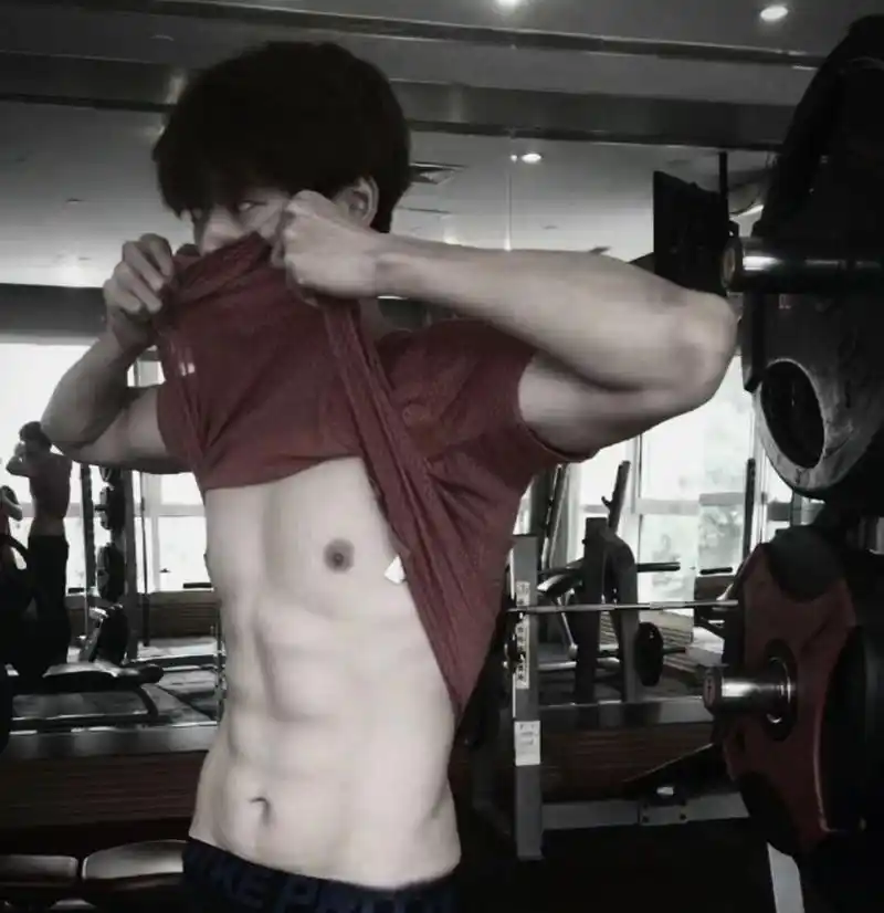 魏大勋有腹肌 看照片已经在斯哈了[舔屏][舔屏][舔屏]魏大勋就照这个