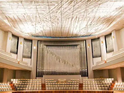 长安街上玉兰花开时,国家大剧院舞台技术部舞台协调监督组高级主管王