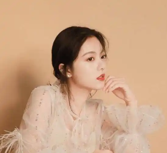 她才能够得到大家的喜欢,而多次演张嘉译闺女的赵今麦,也是被张嘉译给