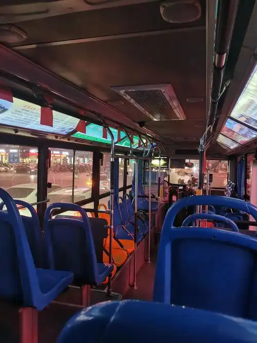 公交车所到之处皆是人间烟火试过在一辆公交上从白天坐到夜晚从首站