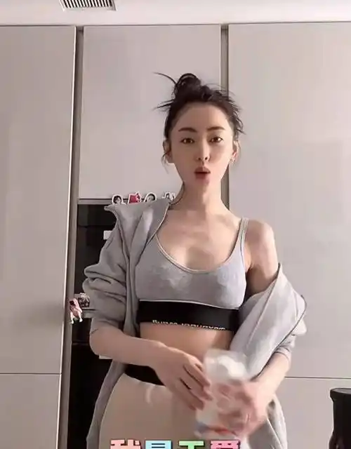 原创出道12年不满30岁张天爱刻意秀香肩晒早餐网友衣服先穿好