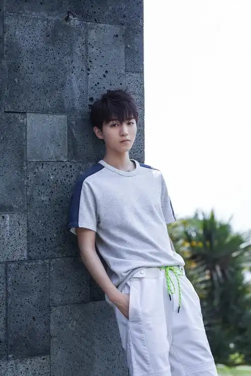 王俊凯最新综艺照淡紫牛仔套装搭小螃蟹衬衫完全阳光美少年