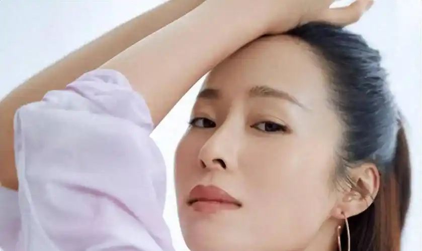 江一燕年轻漂亮,嘴巴甜,很会讨好人.