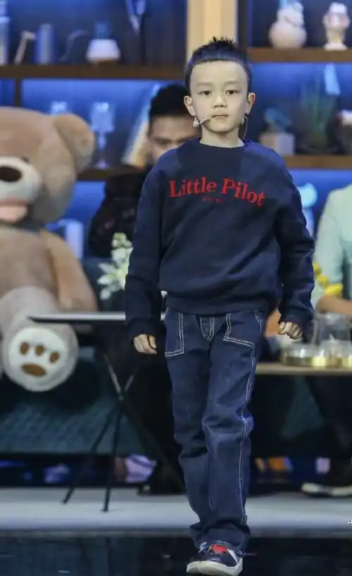 汪涵首次带儿子参加节目儿子沐沐小小年纪就不怯场更像妈妈