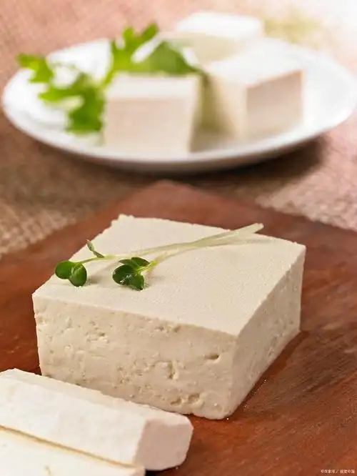 豆腐,起源与我国,它的历史可以追溯到中国西汉时期.