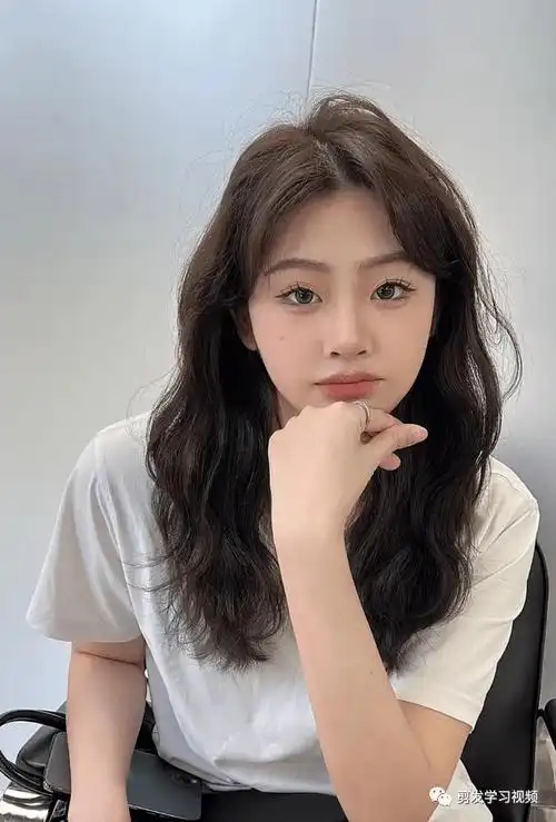 2023流行"烫满头"_发型_女生_气质