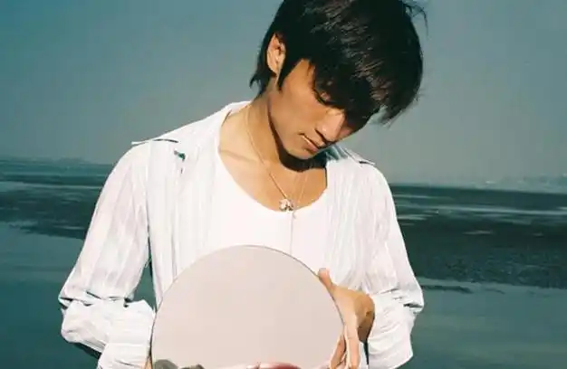 2000年,谢霆锋才出道三年,就受邀参加了春晚,一首《今生共伴》令无数