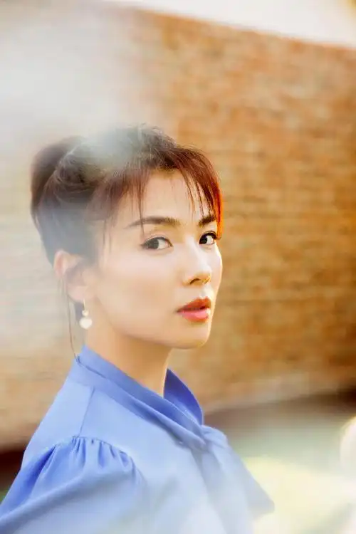 刘涛高马尾加个刘海显嫩20岁,配蓝色look秒变18岁,她真