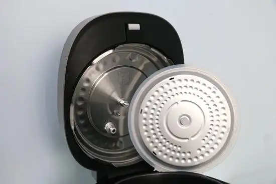 当我们烹饪后放完气,旋转把手,电压力锅便能自动开启