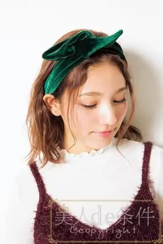 今天就推荐6款超级简单快手的束发发型,  它们有一个共同特点