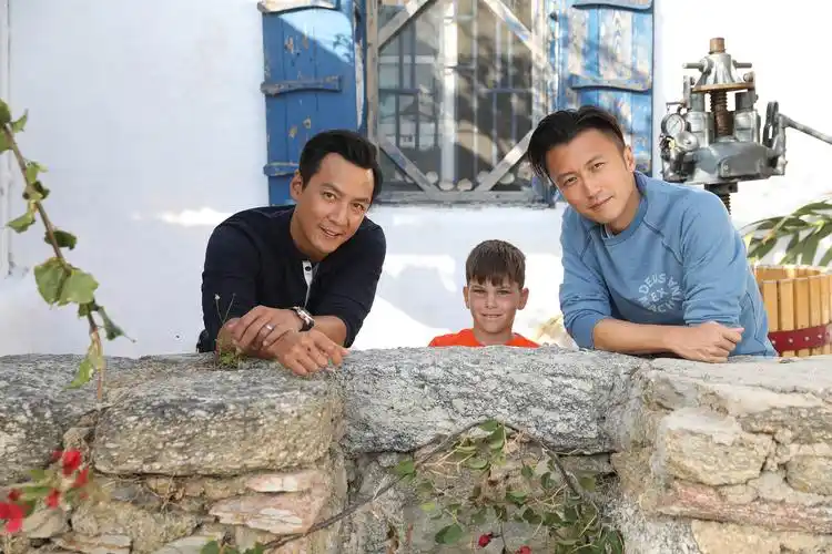 帅穿荧幕了!谢霆锋吴彦祖两男神再度同框做葡萄酒