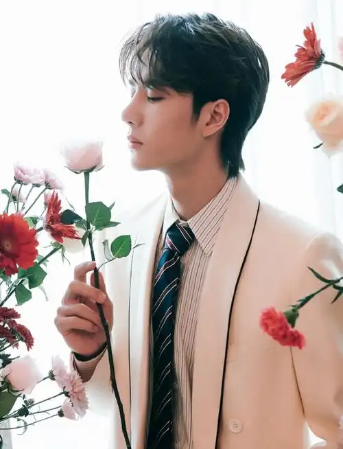 又酷又帅,又甜又撩,摩托姐姐吃得真好#王一博