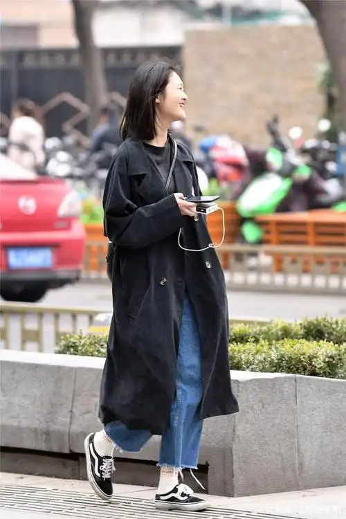 街拍:风衣适合春季穿搭,时尚美女穿风衣,展现出春天气息