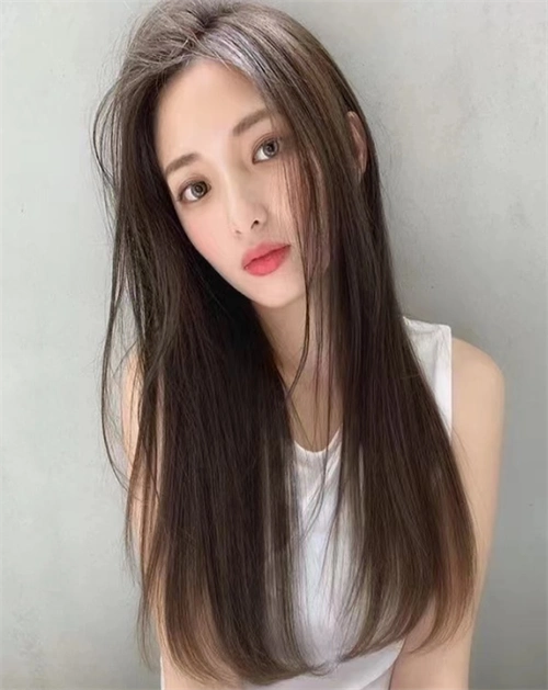 典柔顺长直发 飘逸显干练气质_直发发型 - 美发站