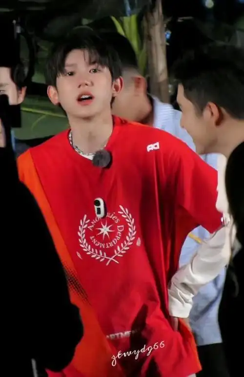 王源生图直出,面部发福痘坑明显,粉丝捂嘴素人要求删图闹笑话!