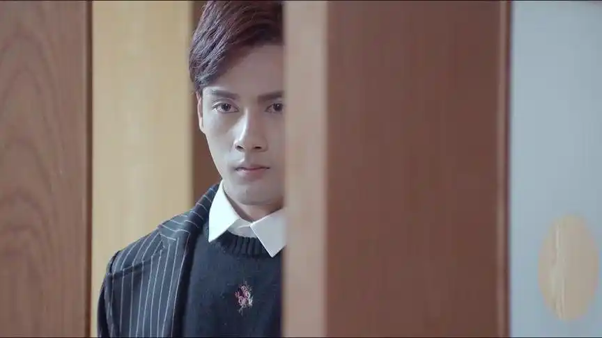 总裁在上 宫欧在病房门口偷看小念 小念抚摸肚子露母爱