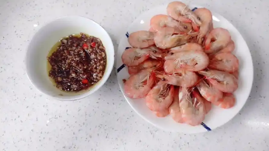 水煮虾的家常做法,蘸料是关键,蒜泥酱配上鲜虾,绝配