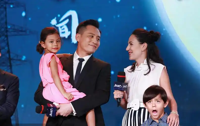 刘烨一家四口同框,与外籍妻子恩爱爆表,混血儿女颜值逆天