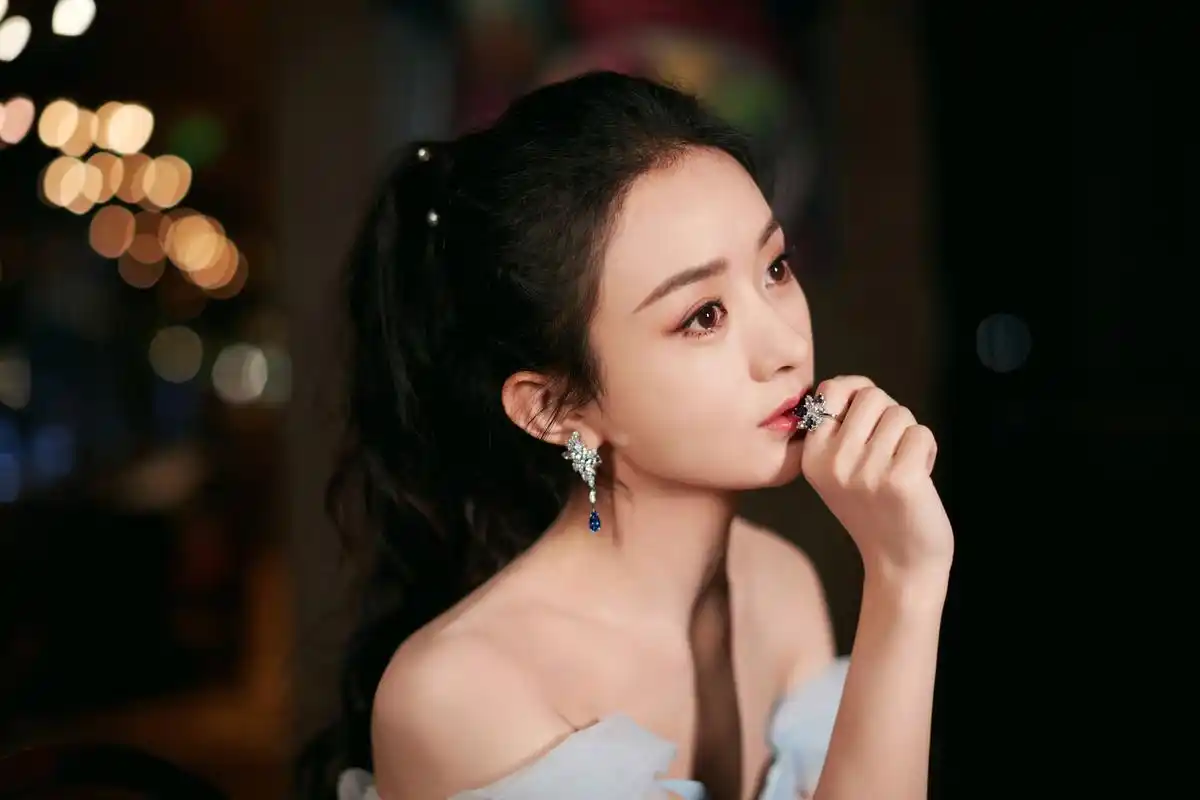 一场盛会即将开启 这个略显"炎热"的冬日里,有boss赵丽颖带来沁人清凉