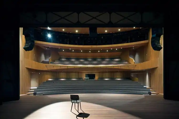 暖红与黑色交织辛格拉伦博物馆新建剧院