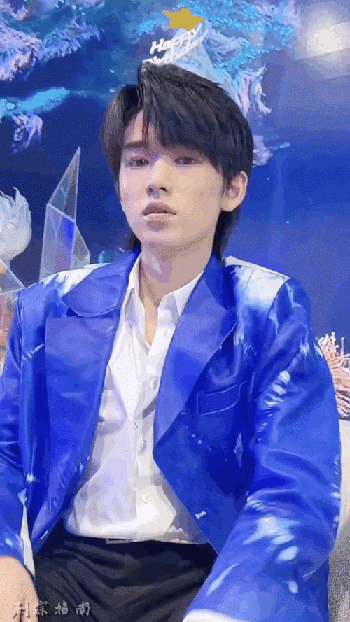 宋亚轩对视视频好心动#请问这是海洋小王子嘛!蓝色西装真的帅晕了!