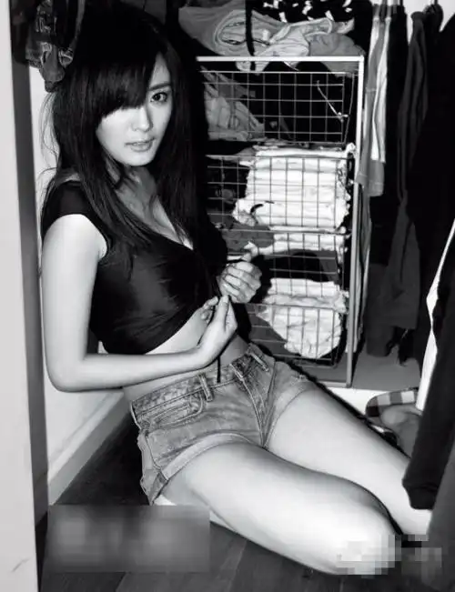 杨幂大尺度家居照曝光 全裸上阵展性感身材